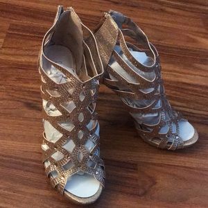 NIB! De Blossom Crystal Encrusted Back Zipper, Cage Heel, Rose Gold. 7.5